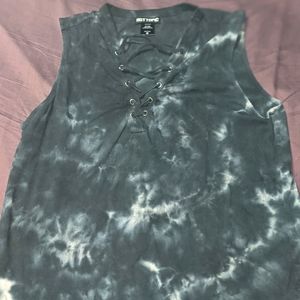 Hot topic cut off sleeve tank. Size medium.